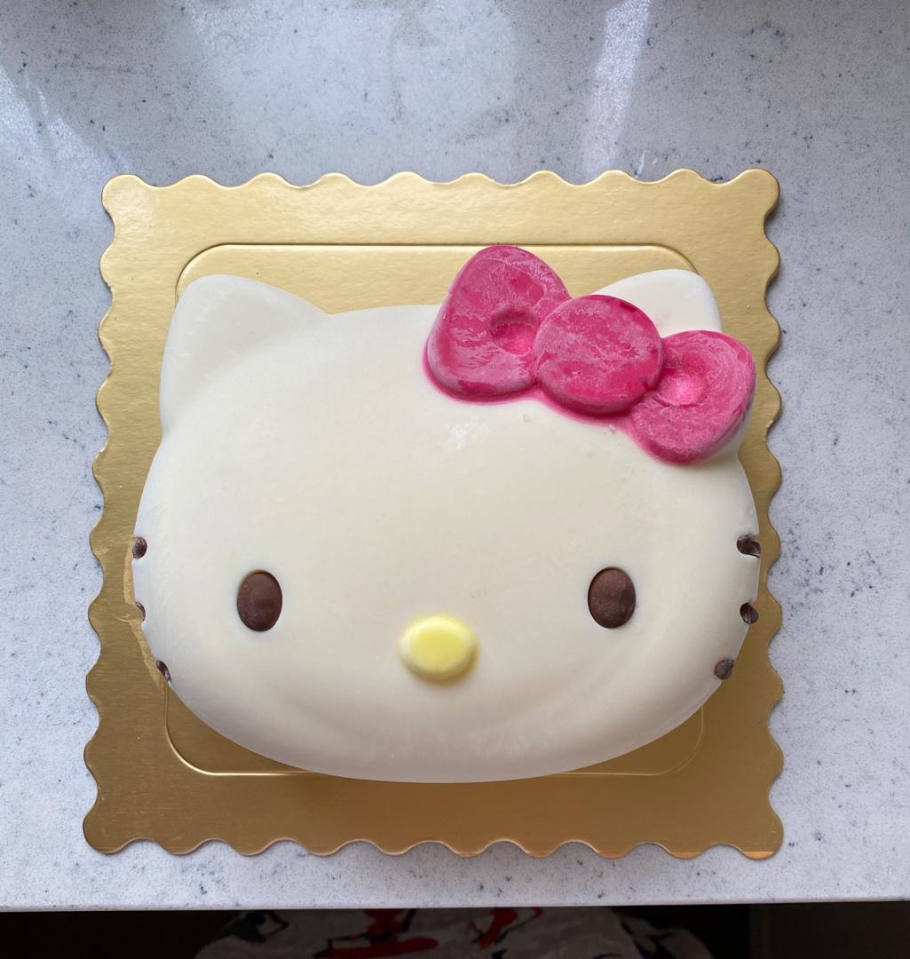 6寸kitty芝士慕斯蛋糕
