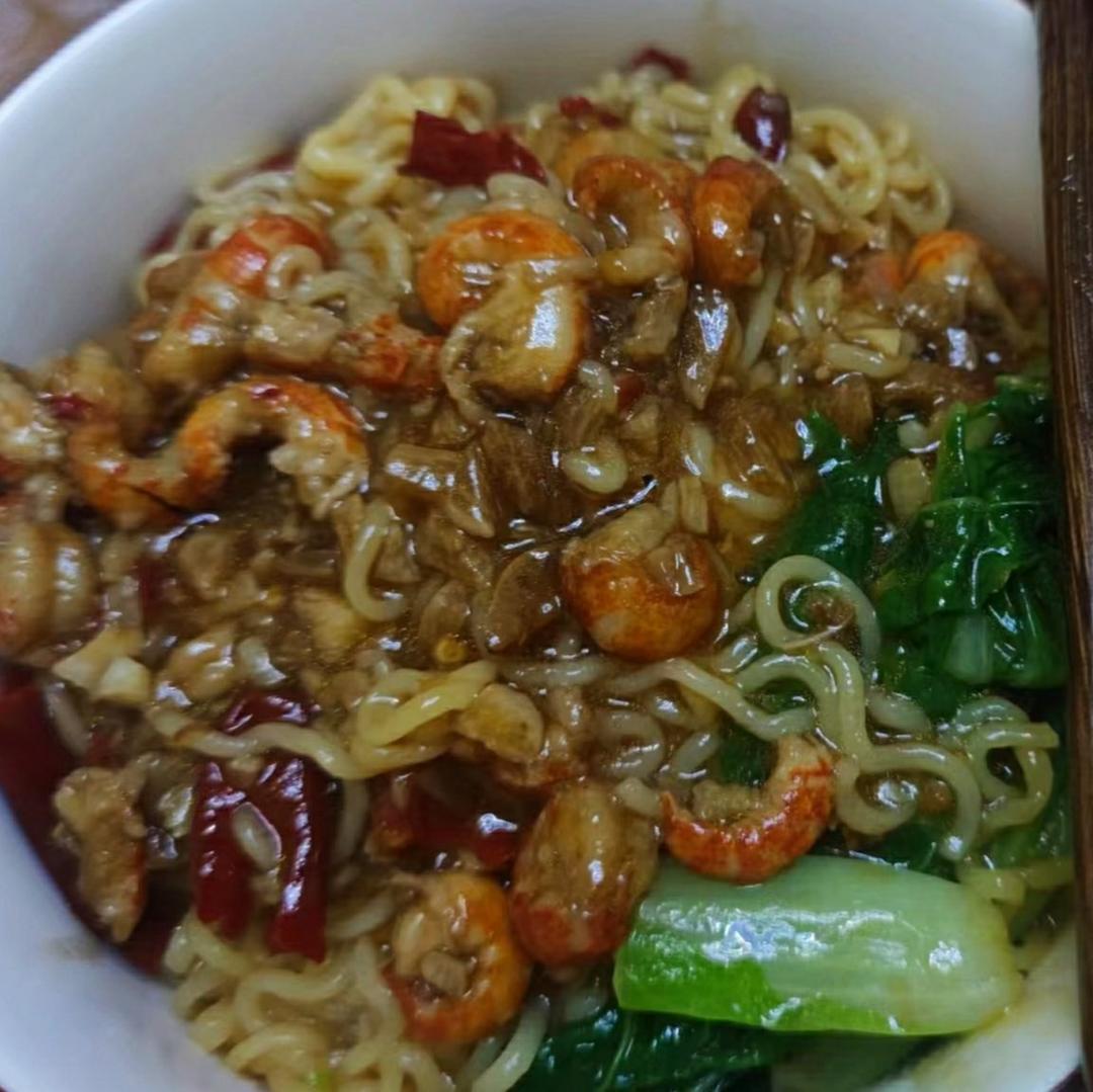 好吃的小龙虾拌面