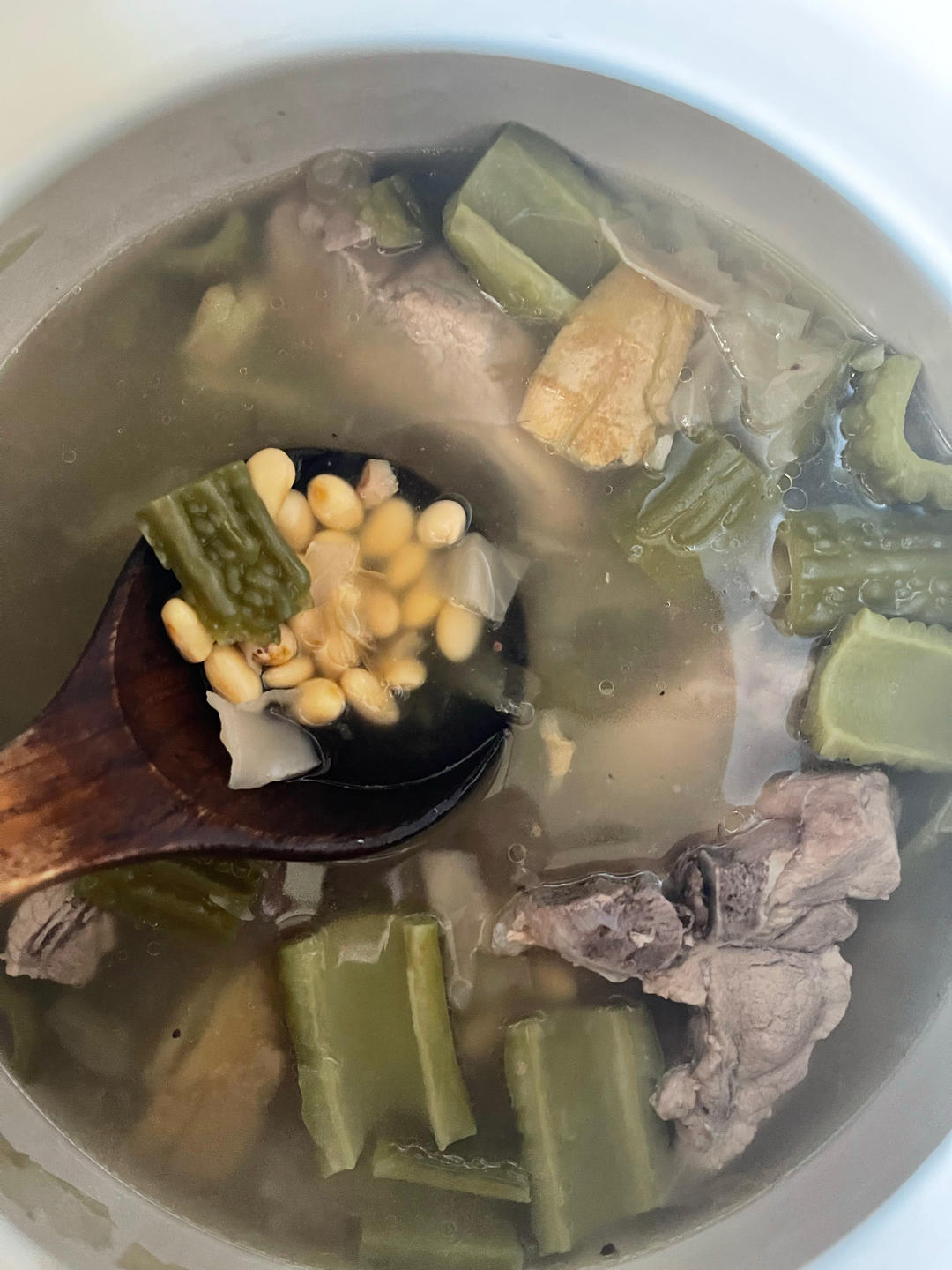 厨师长教你：“苦瓜排骨汤”的家常做法，清淡营养，清热祛暑