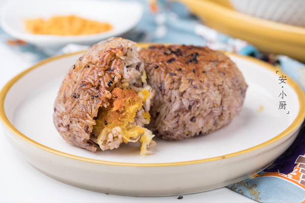 芝士咸蛋黄肉松大饭团的做法