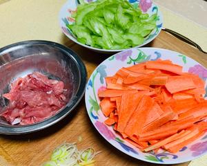 胡萝卜芹菜炒肉片的做法 步骤1