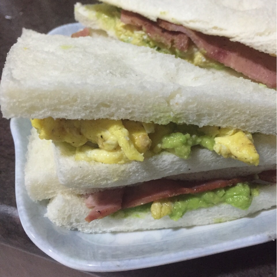 牛油果鸡蛋三明治
