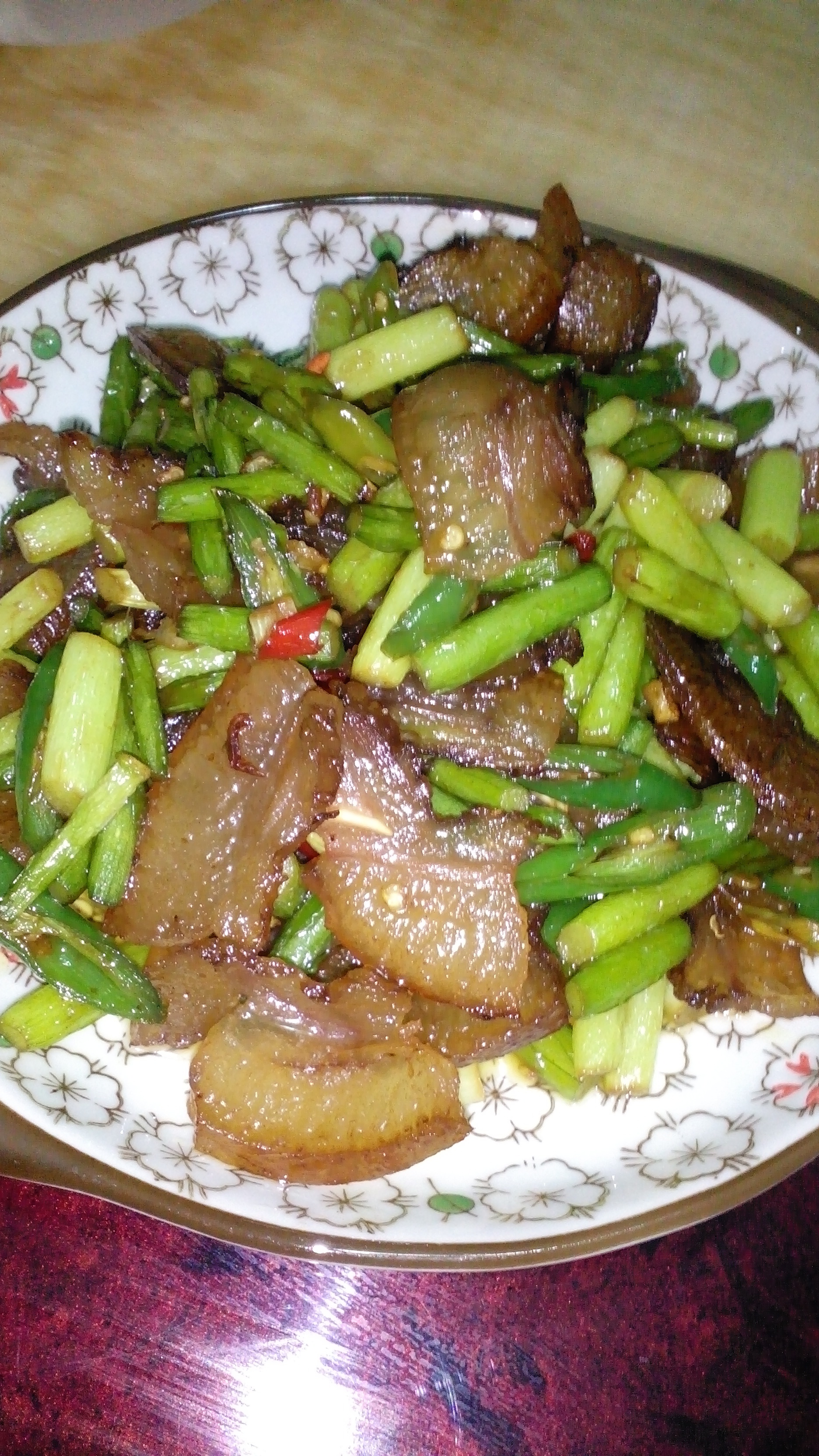 在水一方做的小炒腊猪头肉