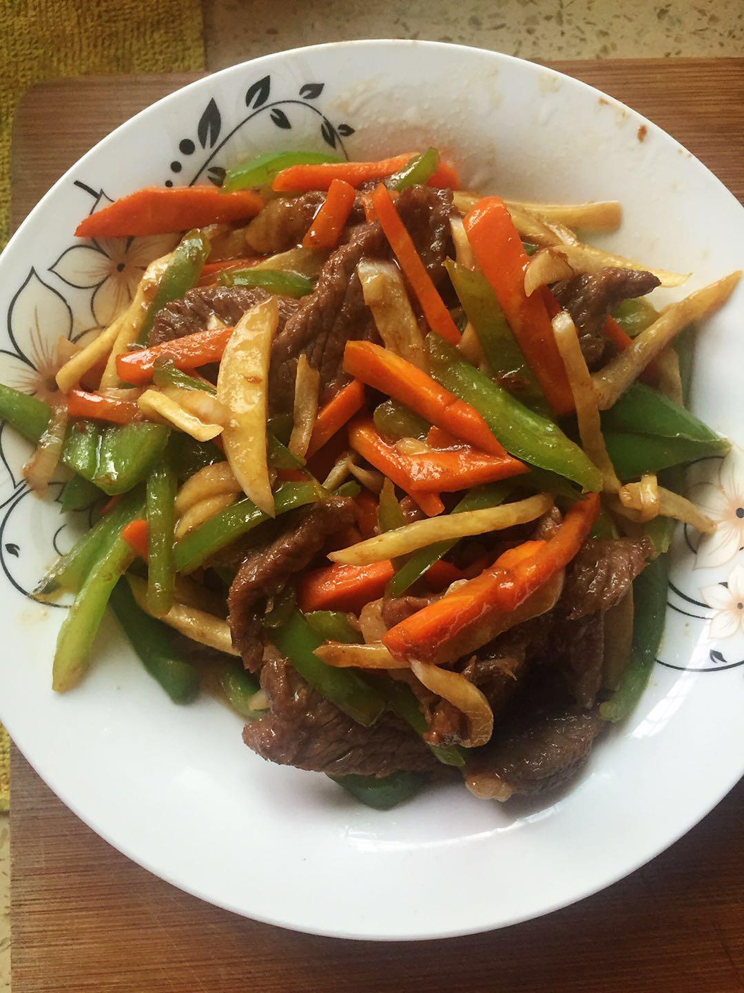 牛肉茭白胡萝卜炒辣椒
