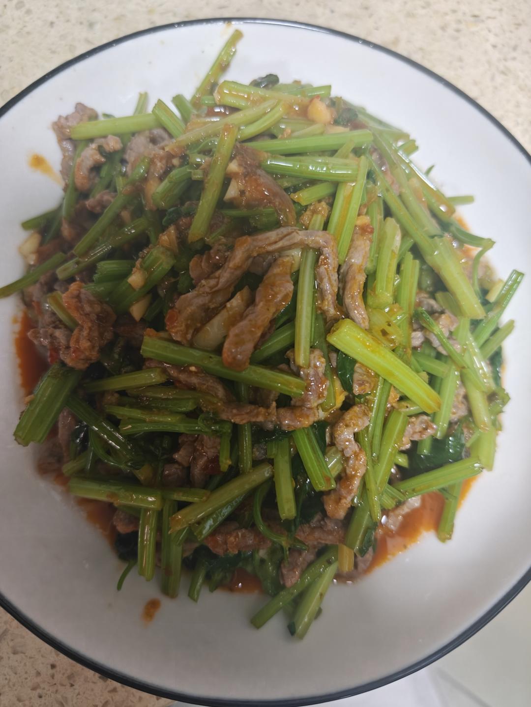 下饭神器又来了，试试这道芹菜炒牛肉！！
