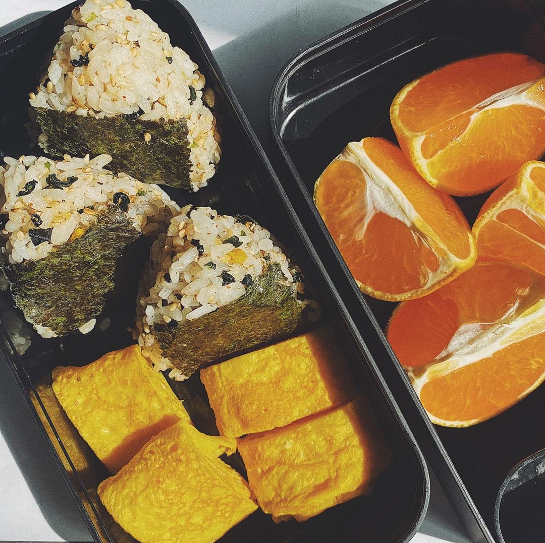 手握三角夹心藜麦饭团【健康一手握】