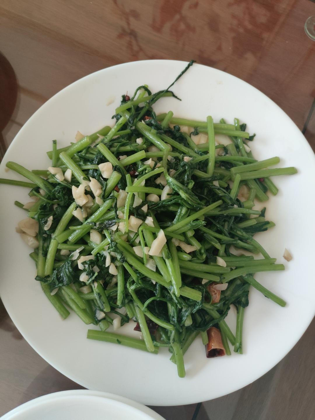 简单实用的爆炒茼蒿（青菜）