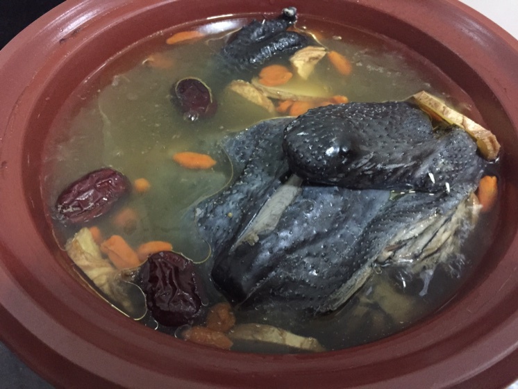 喵咩汪汪汪做的清炖乌鸡汤