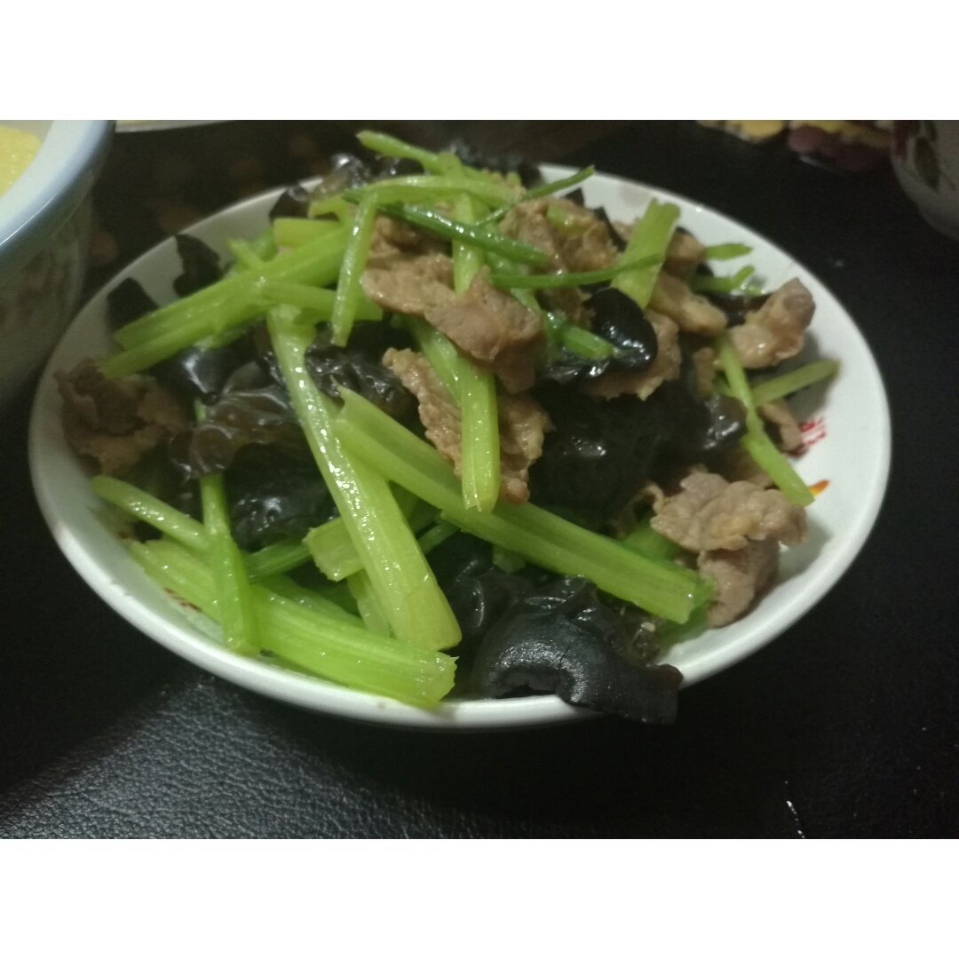 芹菜木耳炒肉丝