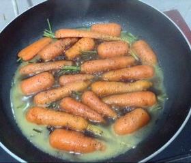 煎焖小胡萝卜