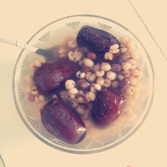 红豆薏米粥 (Red Bean and Pearl Barley Congee)