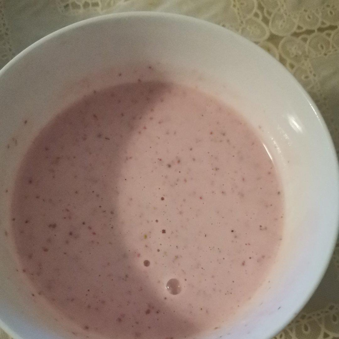 果汁:便携榨汁机之蓝莓草莓牛奶
