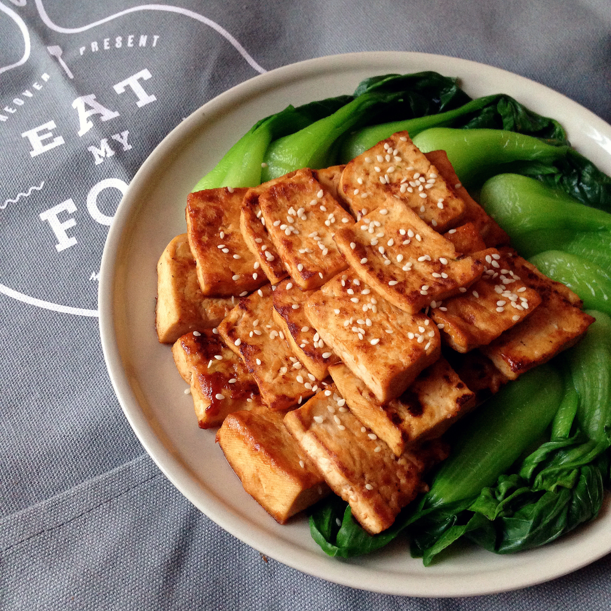 浇汁煎烧豆腐配小油菜