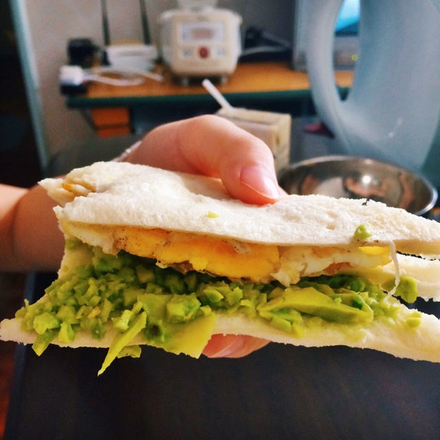 牛油果鸡蛋三明治