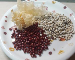 减肥美白控糖－－银耳红豆薏米咸藕汤的做法 步骤1