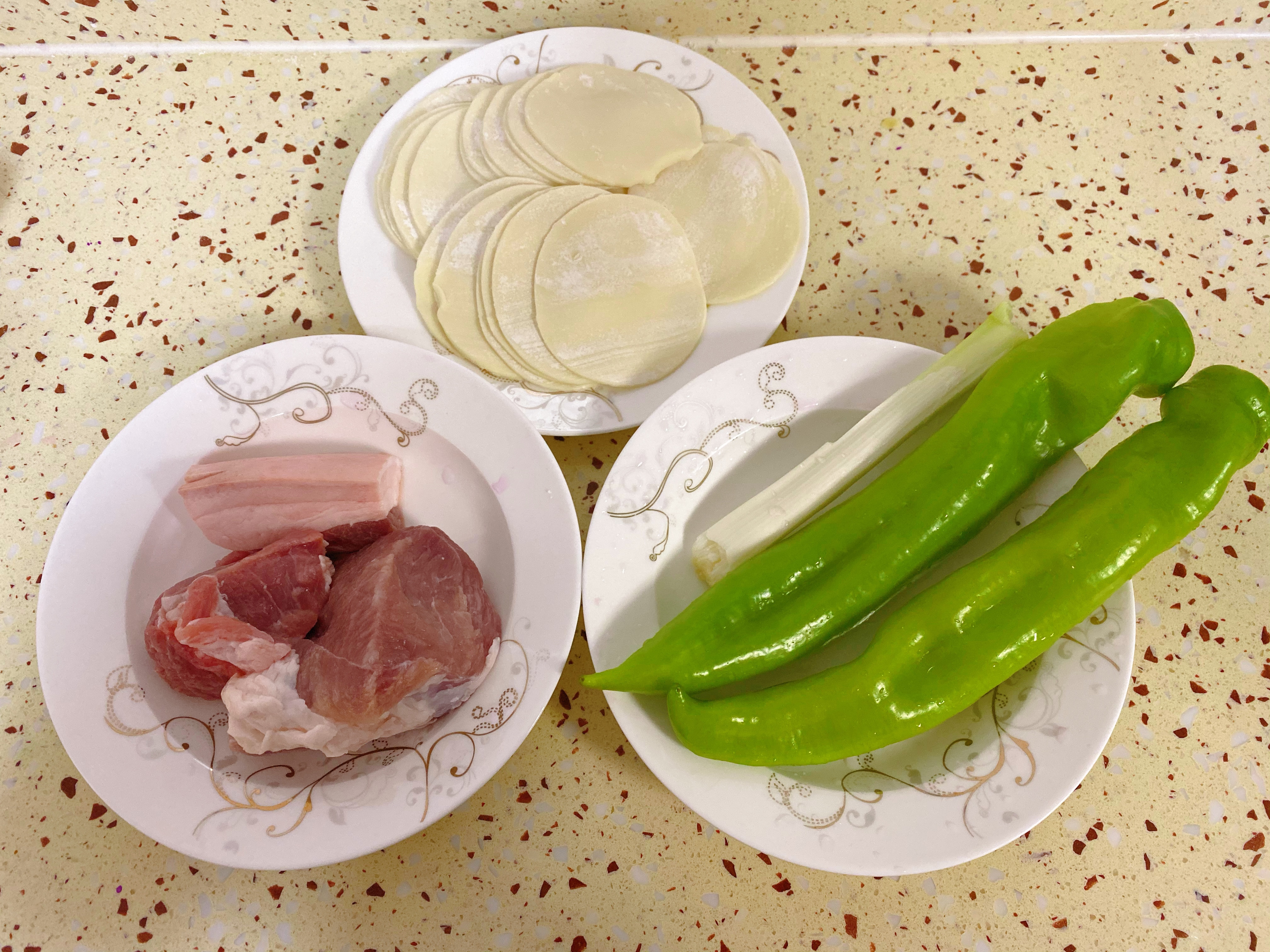 锅贴 煎饺 青椒猪肉馅儿的做法 步骤1