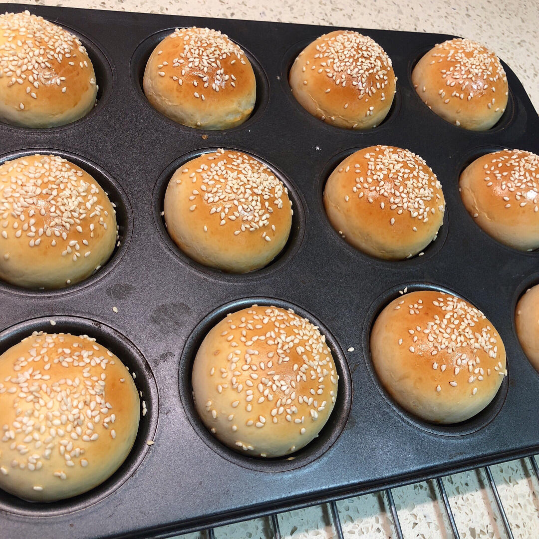 柔软的迷你汉堡胚