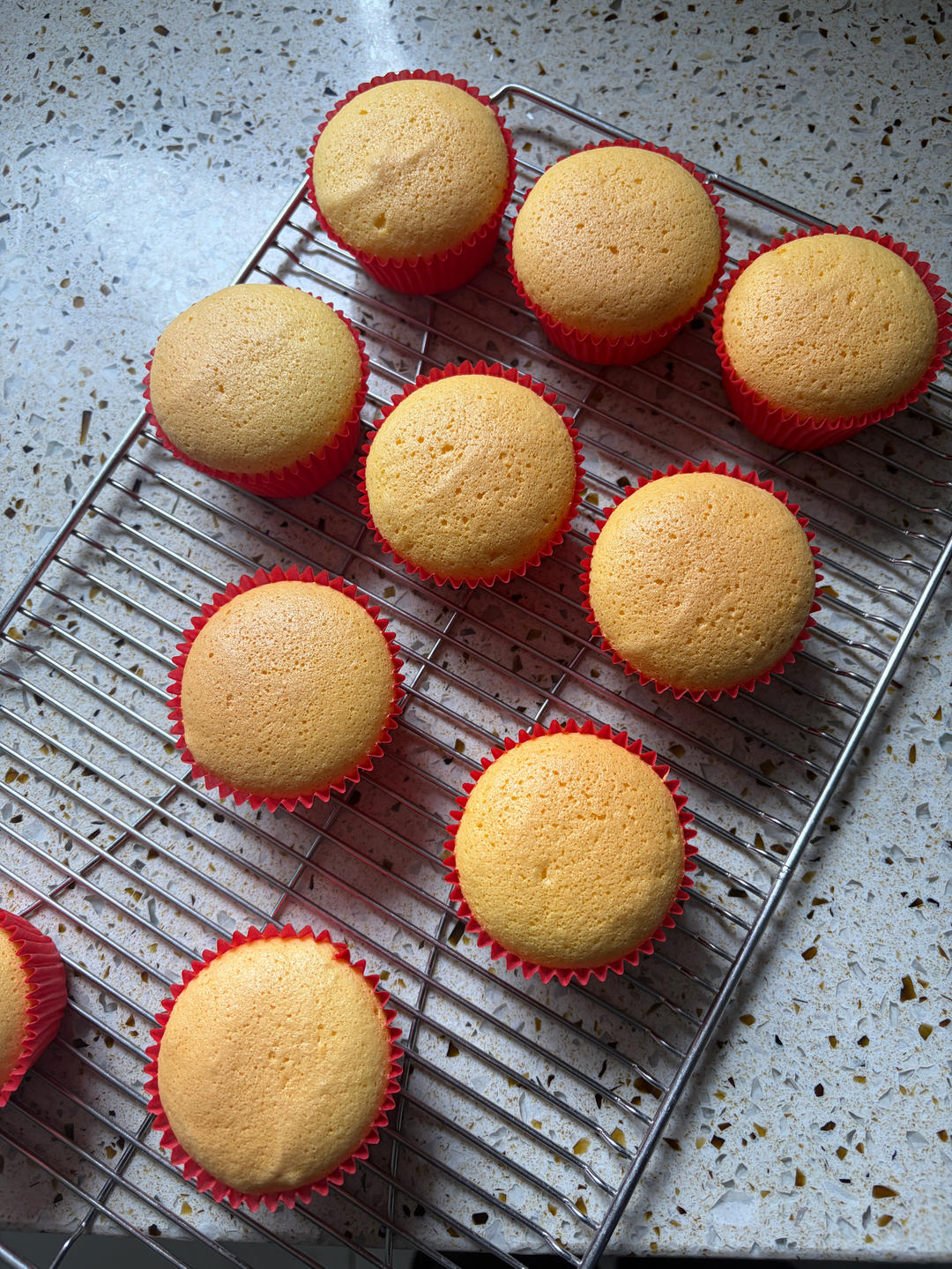 软萌软萌的古早味纸杯蛋糕