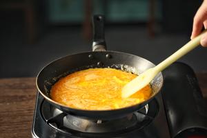 滑嫩快手黄油炒蛋的做法 步骤5