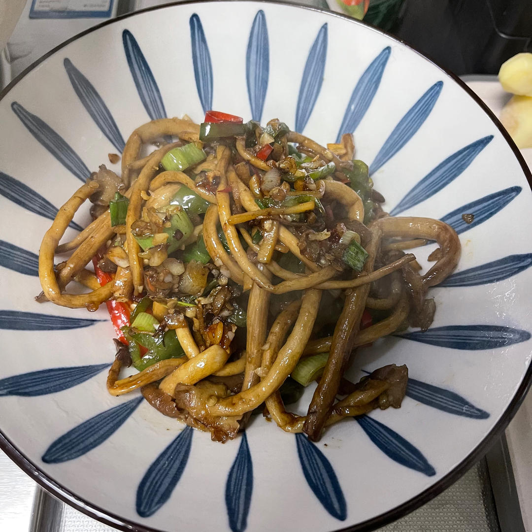 五花肉干锅茶树菇