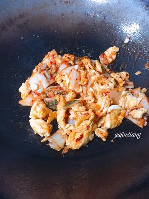 比肉更鲜美❗韩式辣白菜炒鸡蛋（健身美容.零失败）的做法 步骤4