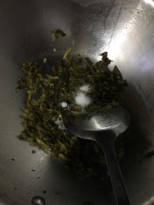 雪菜蚕豆炒蘑菇的做法 步骤2