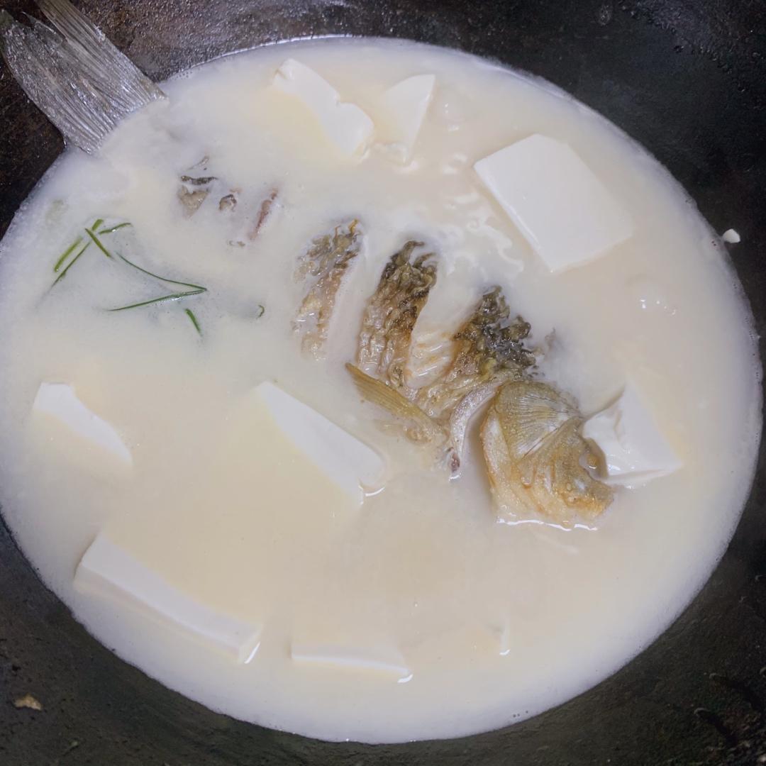 鲫鱼豆腐汤
