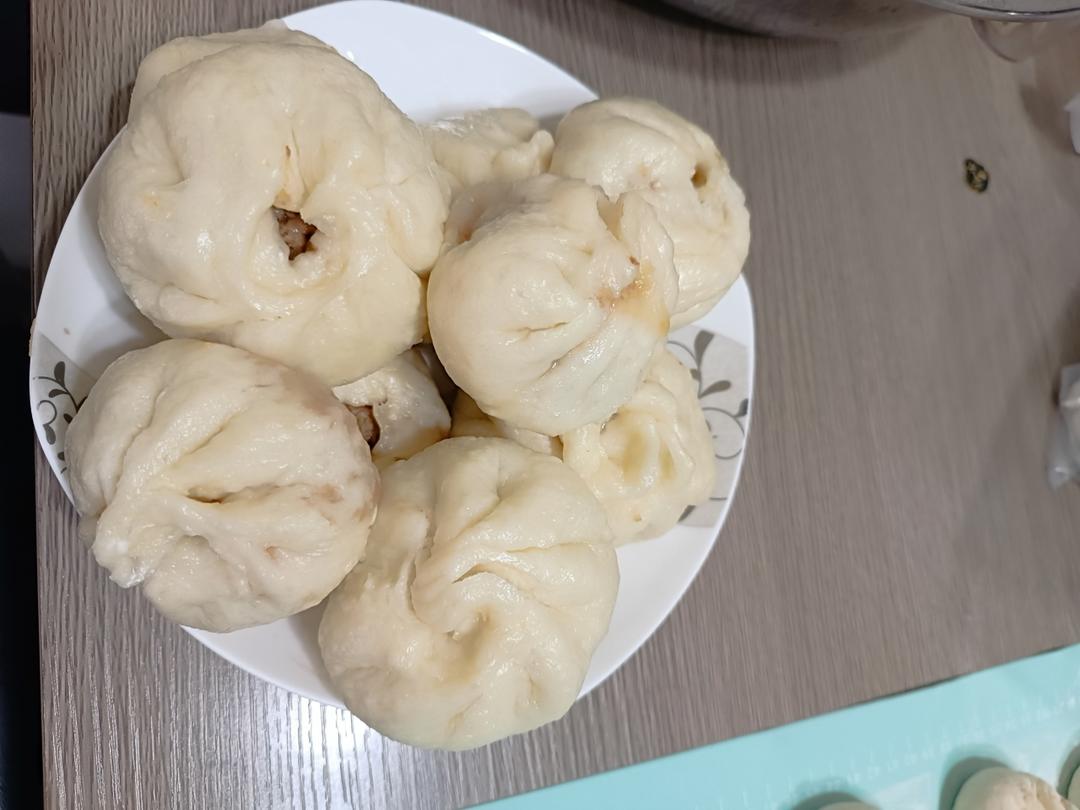 松软多汁的肉包子