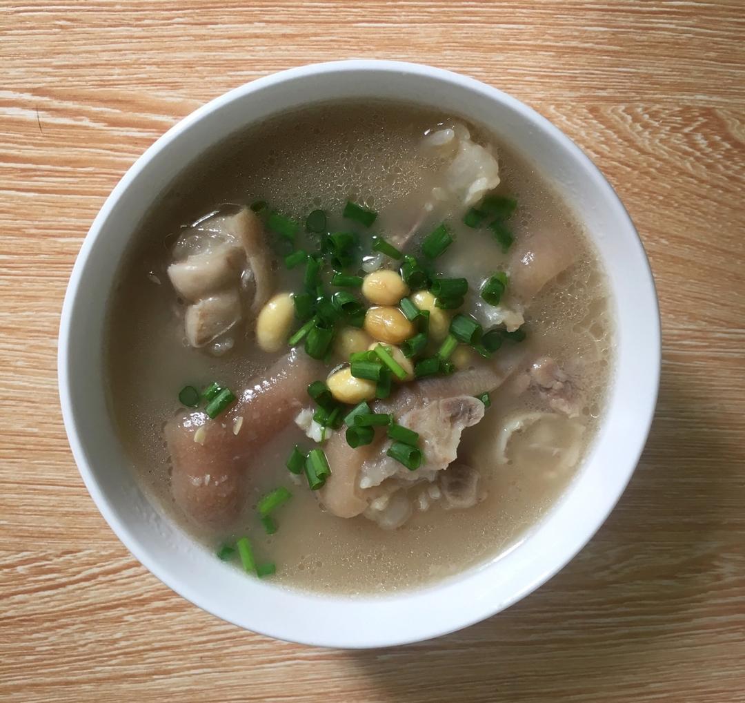 黄豆花生猪脚汤