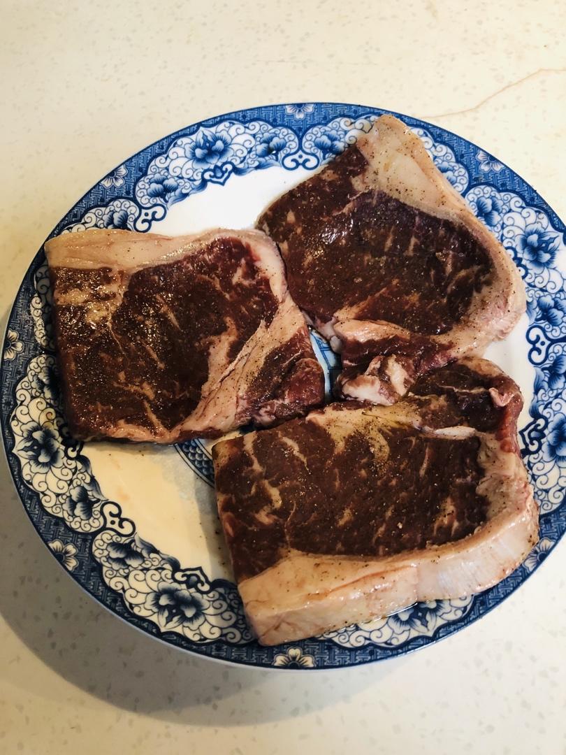 黑胡椒蒜子牛肉粒