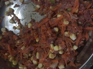 红萝卜玉米饺子的做法 步骤1