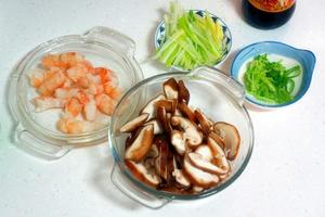 香菇鲜虾米纸卷的做法 步骤1