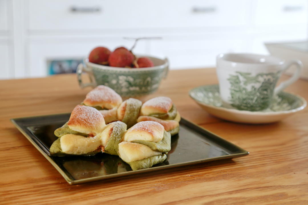 双色蝴蝶结肉松面包的做法