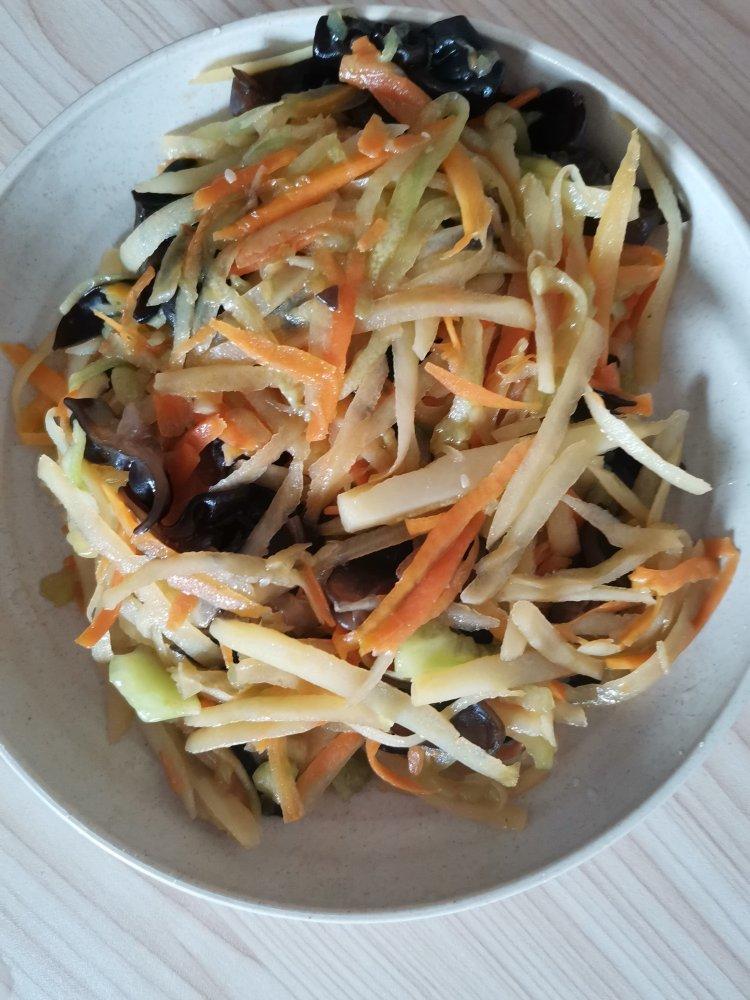 糖醋土豆黄瓜胡萝卜木耳炒（清冰箱库存）