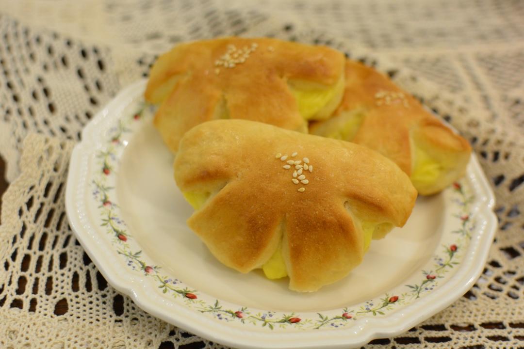 复古卡仕达夹馅面包