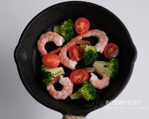 鲜虾🦐蔬菜烘蛋的做法 步骤1