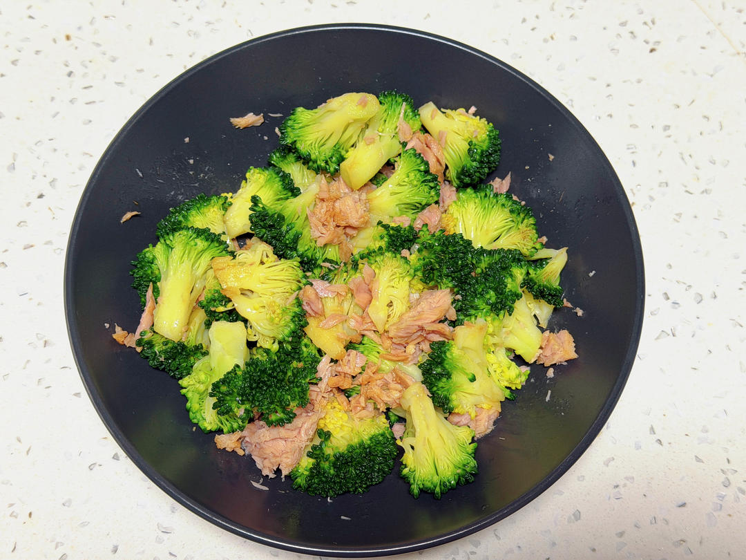 西兰花拌金枪鱼