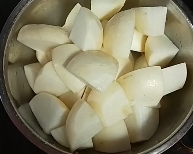 排骨筒子骨萝卜养生补钙汤的做法 步骤3