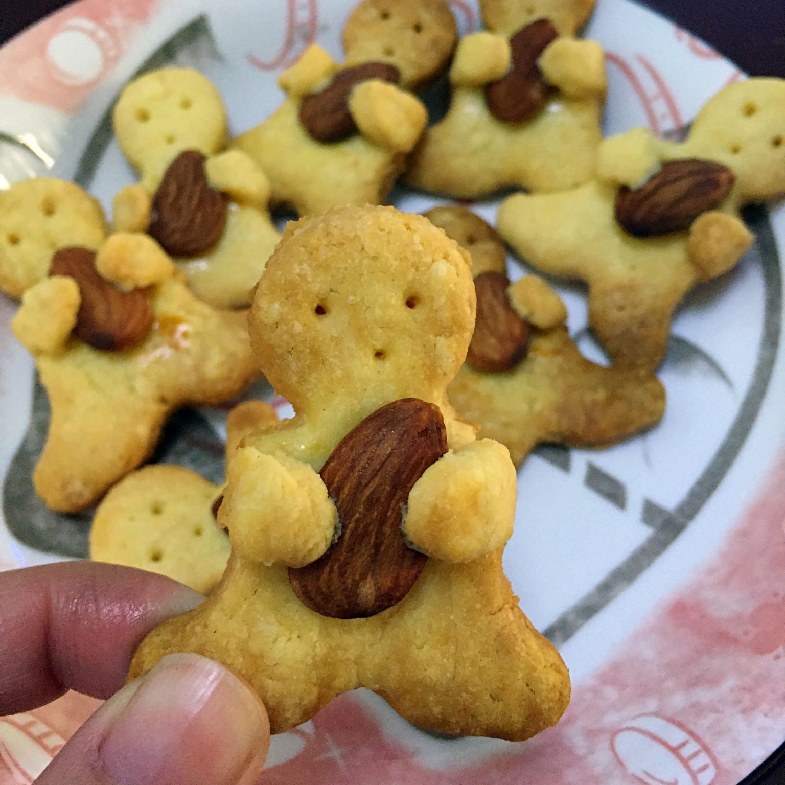抱杏仁的小熊（造型饼干）