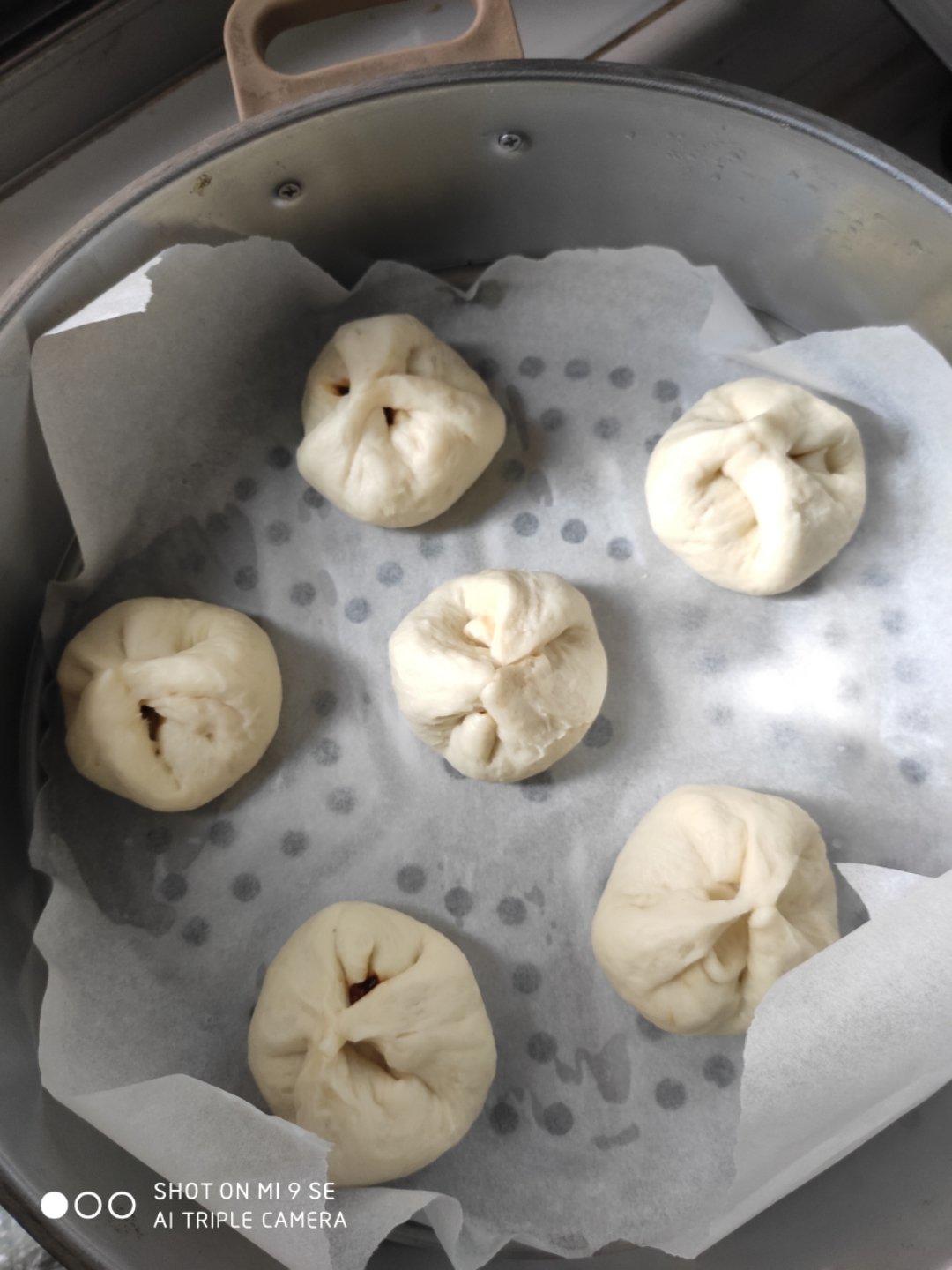 云朵般松软爆浆蜜汁叉烧包