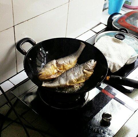 烧黄花鱼的做法 步骤5
