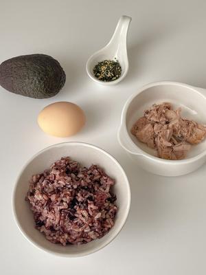 10分钟快手减脂餐 ｜ 日式牛油果金枪鱼拌饭的做法 步骤1