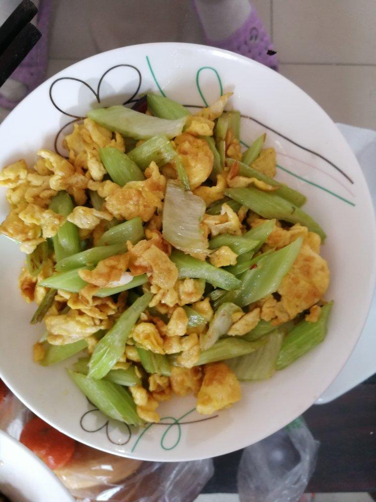 芹菜炒鸡蛋