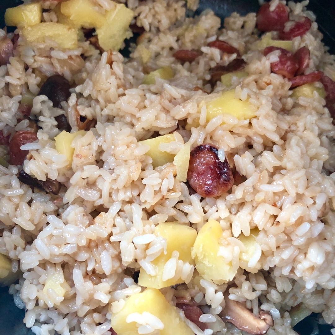 香菇腊肠土豆焖饭