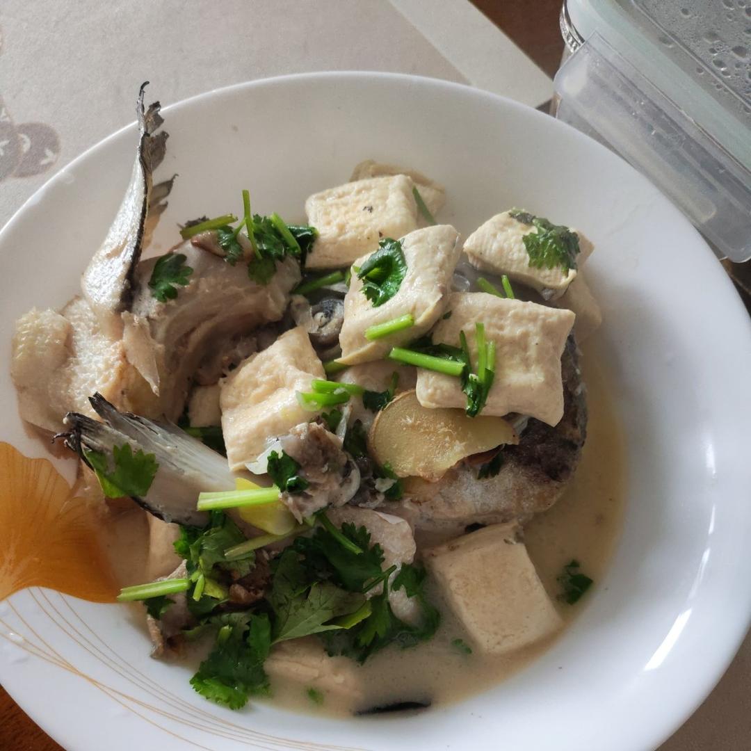 鱼头汤（鱼头豆腐时蔬汤、味鲜汤白有窍门)
