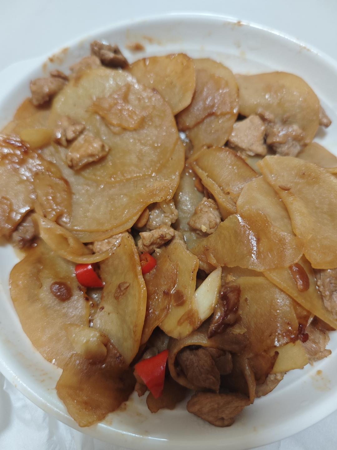 好久没吃肉了，做个土豆片炒肉，这样炒很下饭呀😄