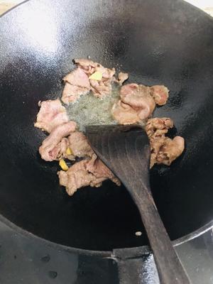 芥兰牛肉炒粿条的做法 步骤4