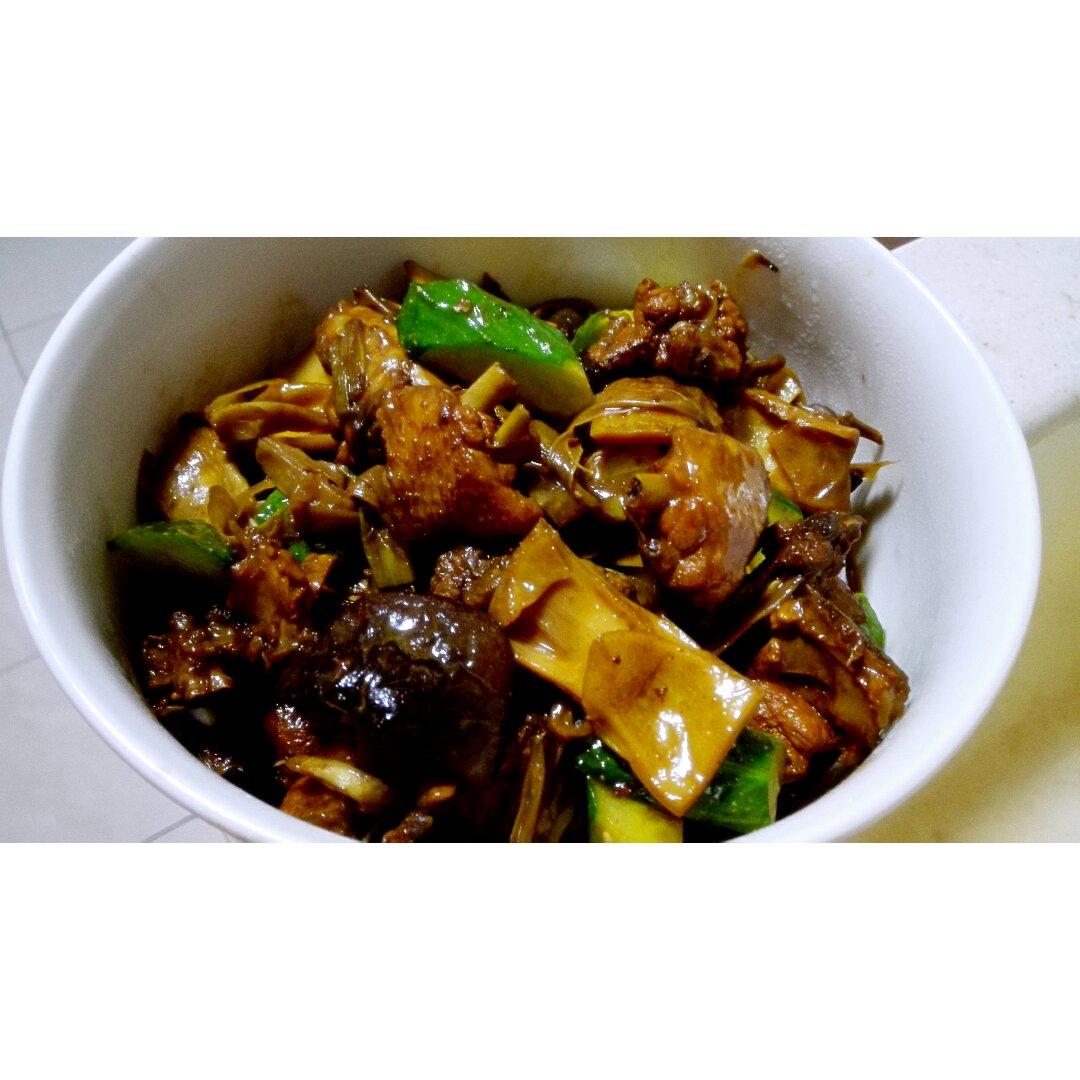 小雅麻麻做的酸笋黄焖鸡