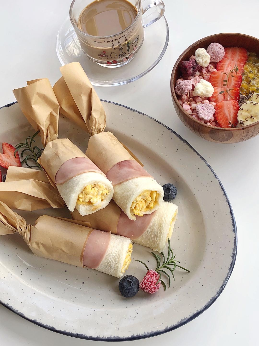 手握鸡蛋吐司卷的做法