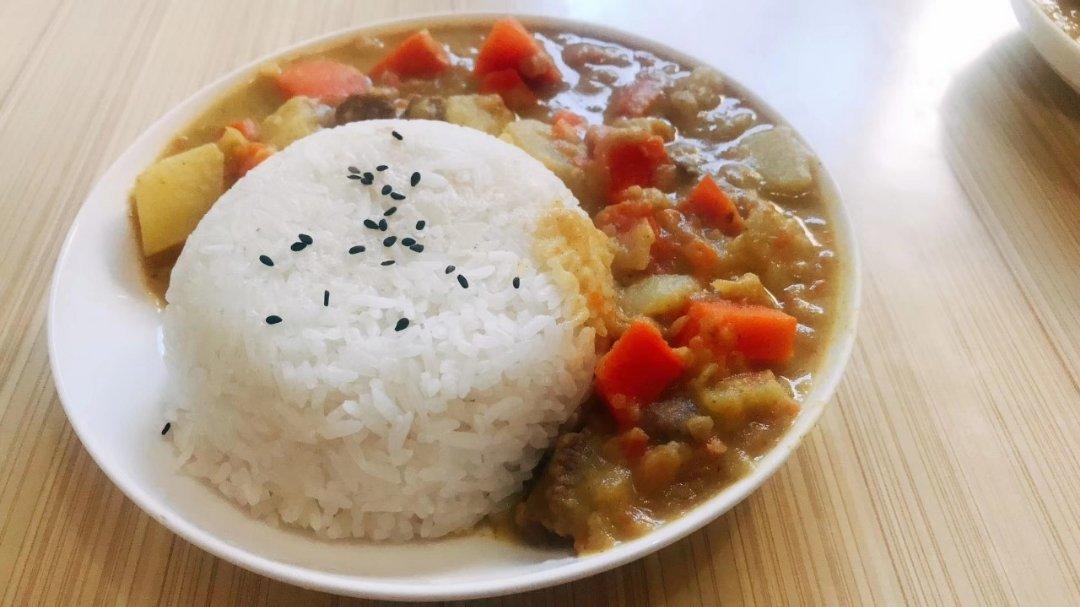 Mr董的招牌咖喱牛肉饭